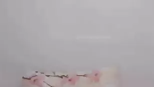 Шатенка с упругой жопой chikabomb трахает очко