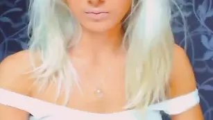 Прекрасная самка shirleylove возбуждает пышными сиськами