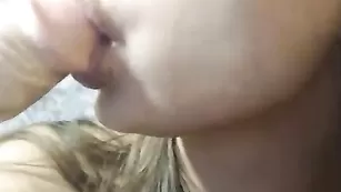 Секс бомба SexNika обсасывает самотык