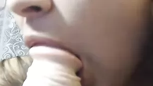 Секс бомба SexNika обсасывает самотык