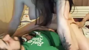 Красивый секс с потрясающей брюнеткой stesniashki