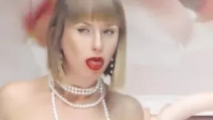 Прекрасная сучка mallika трахает киску фаллосом