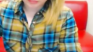 Молодая девица AlexandraQQ показывает сисечки