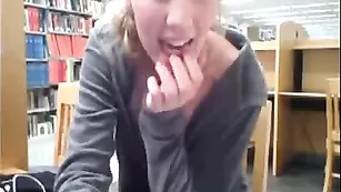 Юная студентка Кендра Сандерленд обнажает сисечки