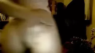 Симпатичная модель anjolie демонстрирует упругую попку
