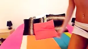 Пышногрудая соска отсасывает страпон CutieBrunette