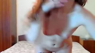 Горячая бестия SexyTwixx: крутит упругой жопой