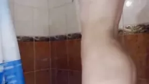 Пикантная соска atlanta771 моется в душе