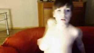 Прекрасная малышка Lady_Magnet занимается фистингом