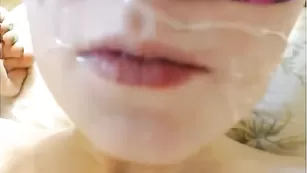 Самка в маске AlinSexCouple получила на лицо сперму