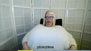 Белокурая шалава Beshine демонстрирует гигантские сиськи