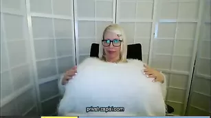 Белокурая шалава Beshine демонстрирует гигантские сиськи