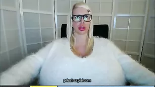 Белокурая шалава Beshine демонстрирует гигантские сиськи