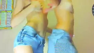 Сочные девочки Lerochkakiss танцуют стриптиз