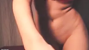 Знойная бестия polypoly ебет пизду фаллосом