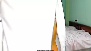 Сексуальная девочка sexydiamon вертит упругой попой