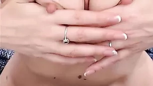 Очаровательная Beautifulmature массирует сисечки