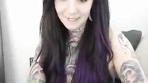 Шикарная телка harliequinnx куражится с секс игрушкой