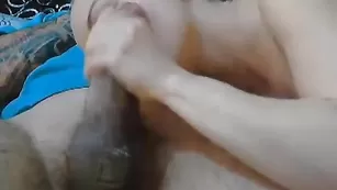 Шлюшка сосет хер и умывается спермой