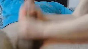 Шлюшка сосет хер и умывается спермой