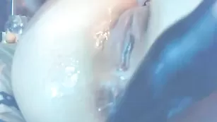 Влажная шлюшка alex_sean растягивает очко самотыком