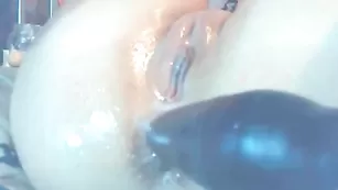 Влажная шлюшка alex_sean растягивает очко самотыком