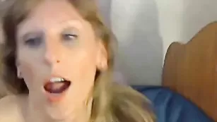 Привлекательная Lena23 растягивает обе дырочки