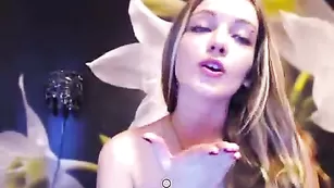 Страстная малолетка Milena577 ласкает бритые щелки