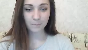 Жаркая красотка Softgirl трахает пизду фаллосом
