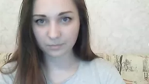 Жаркая красотка Softgirl трахает пизду фаллосом