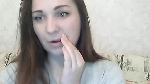 Жаркая красотка Softgirl трахает пизду фаллосом