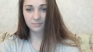 Жаркая красотка Softgirl трахает пизду фаллосом