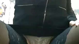 Рыженькая хулиганка шалит на рабочем месте