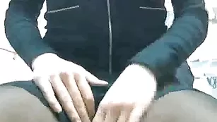 Рыженькая хулиганка шалит на рабочем месте