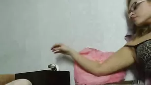 Блестящая сучка lorasexy кончает в привате