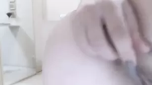 Аппетитная бестия Ypokucekca мастурбирует пизденку