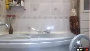 Грудастая самка Lisichkaalisa принимает ванную