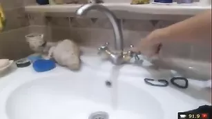 Грудастая самка Lisichkaalisa принимает ванную