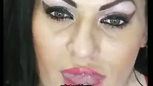 Зрелая шкура Ninahartleyy сосет дилдо и теребит пизду