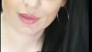 Зрелая шкура Ninahartleyy сосет дилдо и теребит пизду