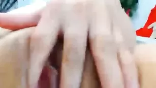 Сисястая малолетка Babi__ теребит пизду во фри