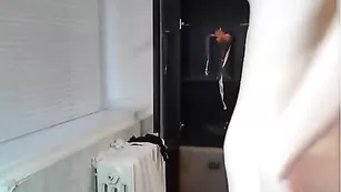 Блаженная сучка vitaminka37 ласкает небольшие сиськи