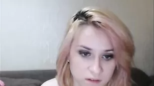 Рыжая потаскушка трахает бритую пилотку