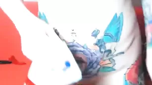 Татуированная шмарина MissFetish трахнула попку