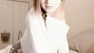 Сексапильная малая lillexie трахает пизденку