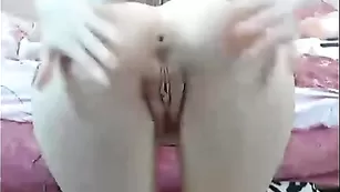 Озорная курва miss_miracle растягивает бритую писечку