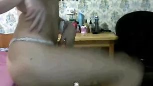 Развратная самка katrinlovel демонстрирует грудь