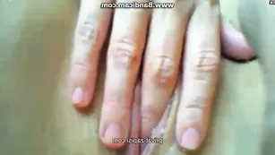 Изумительная Marusyya энергично дрочит пизду