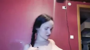 Знойная баба PlayWithBody разрабатывает очко