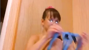 Гибкая соска Xnikka дрючит половые губки
